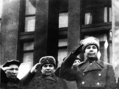 Тимошенко и Хрущёв на трибуне во время парада в Воронеже