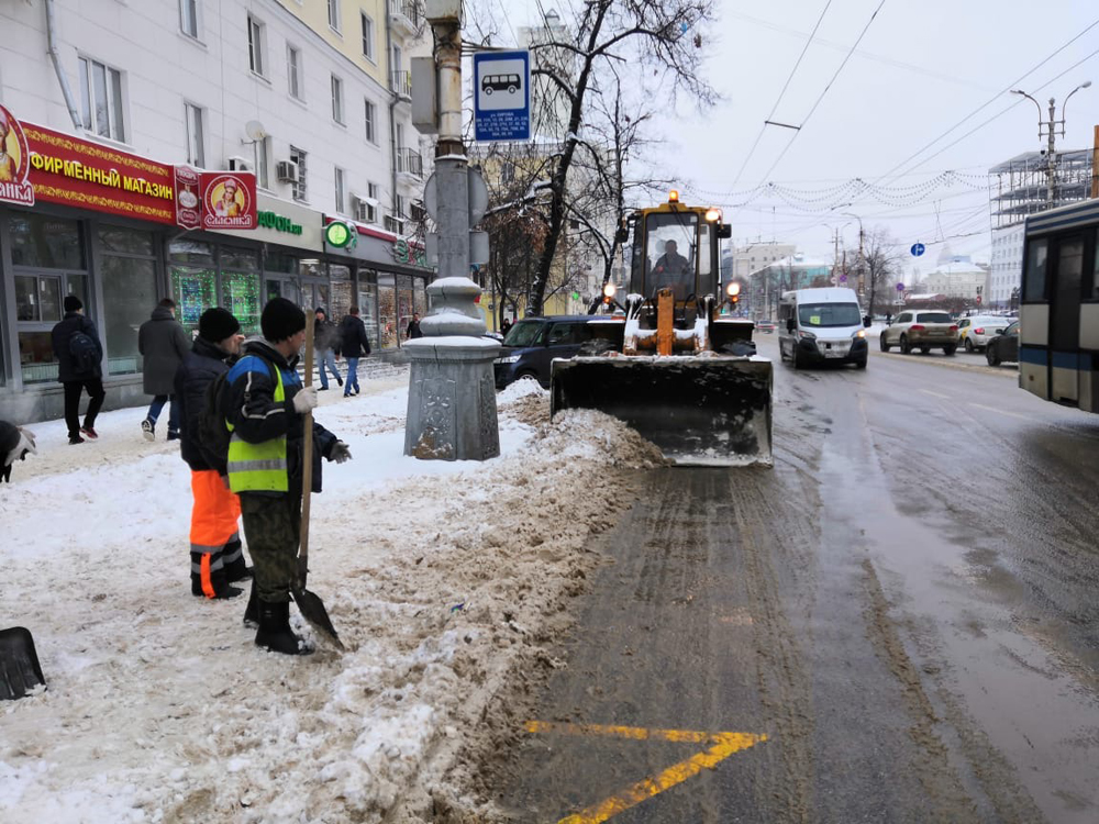 уборка и вывоз снега. уборка города воронеж. комбинат благоустройства ленинского района воронеж. комбинат благоустройства коминтерновского района воронеж. заснеженная улица города.