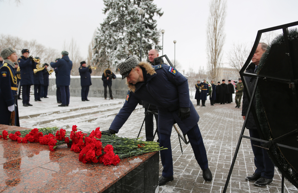 Коснулся возложение акварельные. Машкин валерий александрович вятские поляны. Консоль для возложения цветов. Коснулся возложение акварельные. Возложение венка к могиле неизвестного солдата.