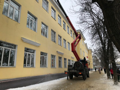 В районах Воронежа ведется работа по очистке кровель социальных учреждений 
