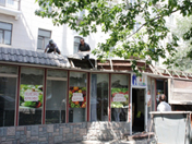 Демонтируется незаконное торговое сооружение на улице Кольцовской – кафе «Миг»