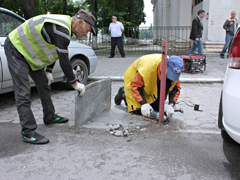 В Ленинском районе избавляются от самовольно установленных конструкций