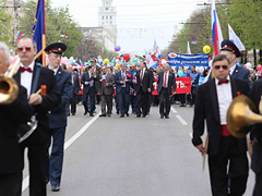 Александр Гусев принял участие в первомайской демонстрации