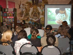 23 ноября в библиотеке семейного чтения №22 им. И.А.Бунина прошёл литературно-музыкальный салон «Прекрасен мир любовью материнской», посвящённый Дню матери