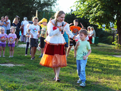 19 августа на детской площадке у дома 2Б по переулку Димитрова прошла детская развлекательная программа «Яблочный Спас не пройдет без нас!»