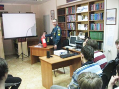 28 апреля, накануне профессионального праздника пожарных, который празднуется 30 апреля, в библиотеке №4 имени Егора Исаева прошла встреча старшеклассников школы №18 со студентами Воронежского института ГПС МЧС России