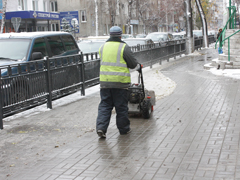 В Ленинском районе при уборке тротуаров активно используют мини-технику
