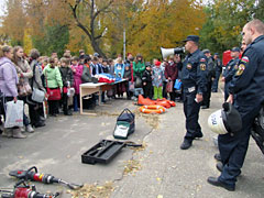 Школьники познакомились с работой спасателей