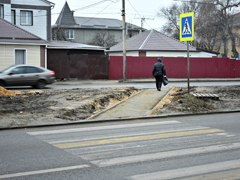 В Ленинском районе продолжают обустраивать подходы к переходам В Ленинском районе продолжают обустраивать подходы к переходам
