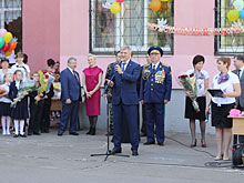 Александр Гусев поздравил школьников с праздником последнего звонка Александр Гусев поздравил школьников с праздником последнего звонка