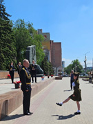 В Коминтерновском районе прошел смотр строя и песни «Равнение на героев»