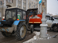 В районах города продолжаются активные работы по уборке улично-дорожной сети от снега и наледи