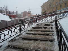 В Центральном районе проводят работы по очистке нагорных лестниц 