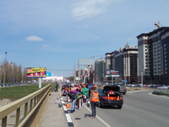 В Коминтерновском районе сотрудники комбината благоустройства завершают покраску бортового камня и металлических барьерных ограждений