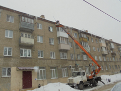 В Воронеже продолжают очищать кровли от сосулек и наледи