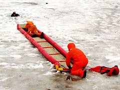 Внимание: предупреждаем об опасности выхода на лед водоемов