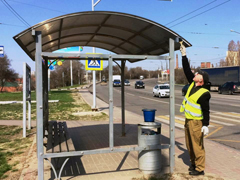 В Ленинском районе приводят в порядок места ожидания городского транспорта В Ленинском районе приводят в порядок места ожидания городского транспорта